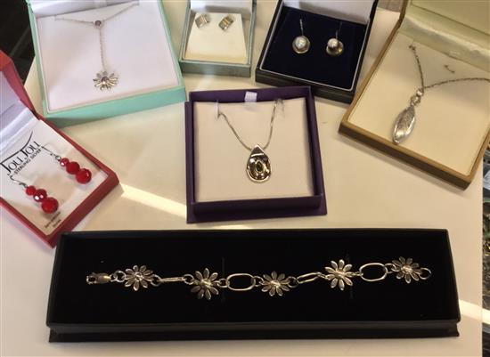 8 boxed jems of jewellery